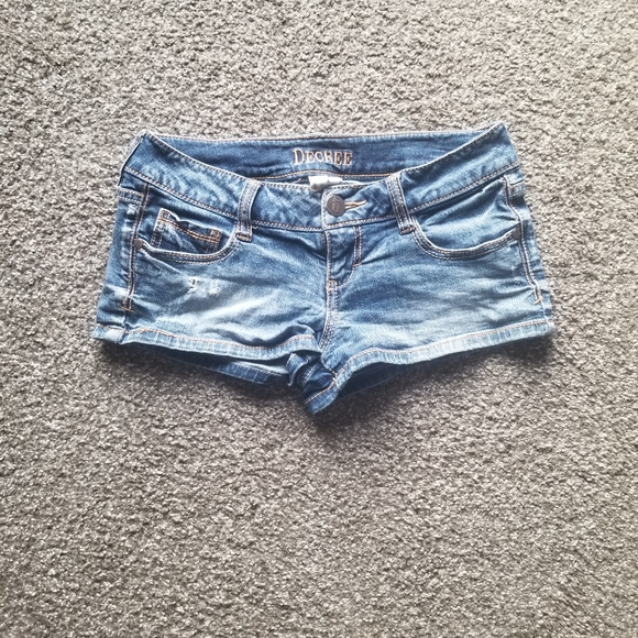 Decree shorts - Picture 1 of 3